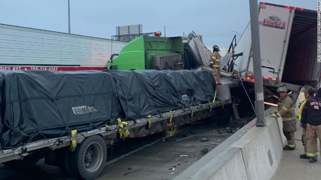 Bomberos trabajan en un accidente de decenas vehículos en Fort Worth, Texas, este jueves.