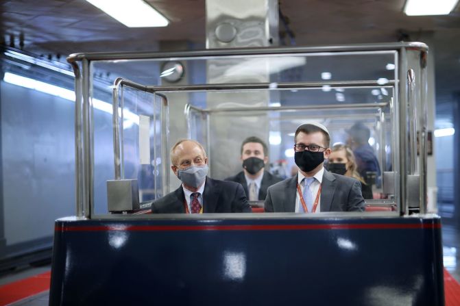 David Schoen, abogado defensor de Trump (a la izquierda), viaja en un tren subterráneo en el Capitolio el jueves 11 de febrero.