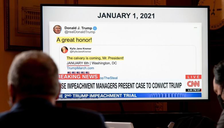 Una pantalla durante el juicio político muestra un tuit de Trump que fue publicado días antes del ataque al Capitolio. La cuenta de Twitter de Trump tuvo un papel destacado en los procedimientos del 10 de febrero, y los fiscales del juicio político se apoyaron en sus palabras y las de sus partidarios para pedir la condena.