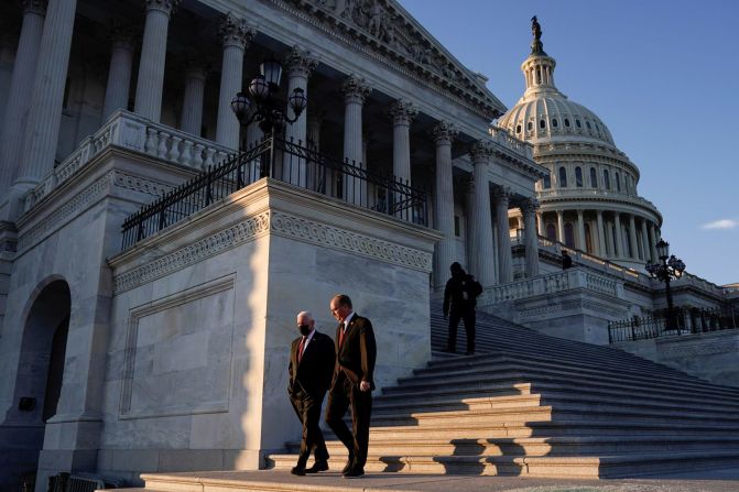 Miembros del Congreso abandonan el Capitolio después de votar el 13 de enero.