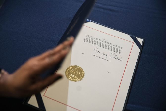 La firma de Pelosi se ve en el cargo de acusación.