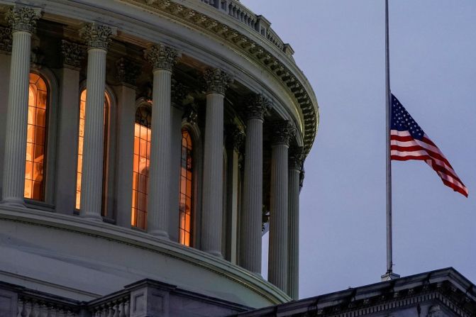 La bandera de EE.UU. ondea a media asta en el Capitolio el 11 de enero. Pelosi ordenó que las banderas en el Capitolio ondearan a media asta en honor a los policías del Capitolio Brian Sicknick y Howard Liebengood, quienes estaban de servicio cuando una turba irrumpió en el recinto.