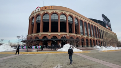 CNNE 952478 - vacunacion en estadio en nueva york no logro inicio masivo