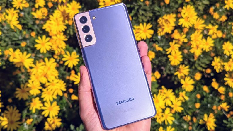 El Samsung Galaxy S21 Plus estrena un diseño más atractivo, es muy parecido al Galaxy S21 pero en con un tamaño más similar al S21 Ultra.  →