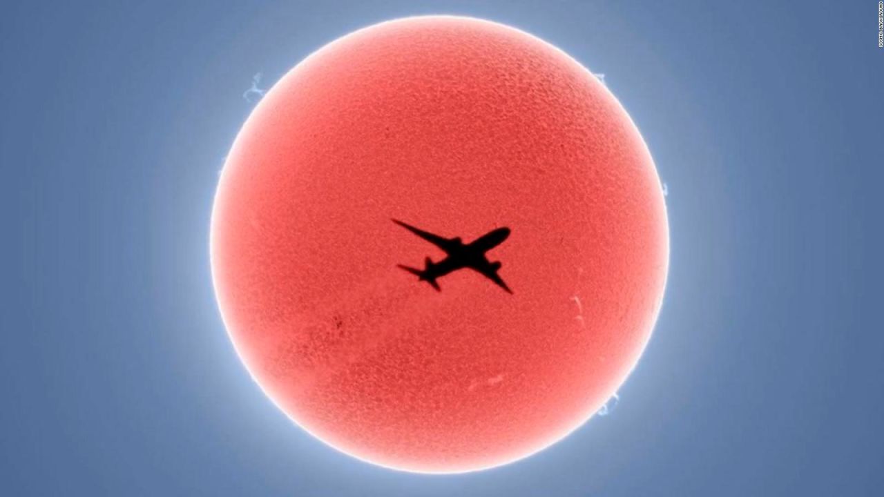 CNNE 952790 - el momento en que un avion pasa sobre el sol