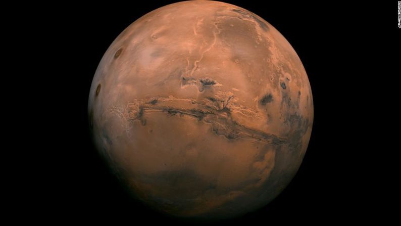 Esta perspectiva del hemisferio Valles Marineris de Marte, tomada el 9 de julio de 2013, es en realidad un mosaico que comprende 102 imágenes del Viking Orbiter. En el centro se encuentra el sistema de cañones Valles Marineris, de más de 2.000 kilómetros de largo y hasta 8 kilómetros de profundidad.