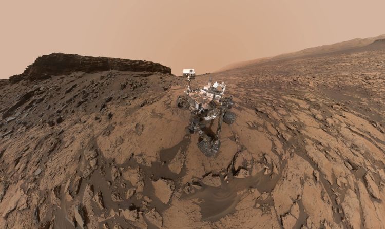 Este autorretrato del rover Curiosity Mars, tomado en 2016, muestra al vehículo en el lugar de perforación de Quela, en el área de Murray Buttes, en la parte inferior del Monte Sharp.