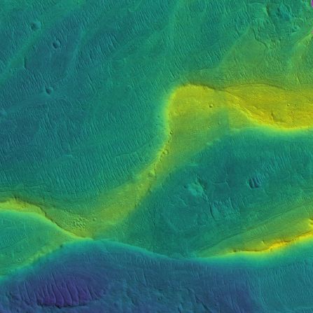 Esta foto de un canal de río conservado en Marte fue capturada por un satélite en órbita. Tiene colores superpuestos para mostrar diferentes elevaciones. El azul es bajo y el amarillo es alto.