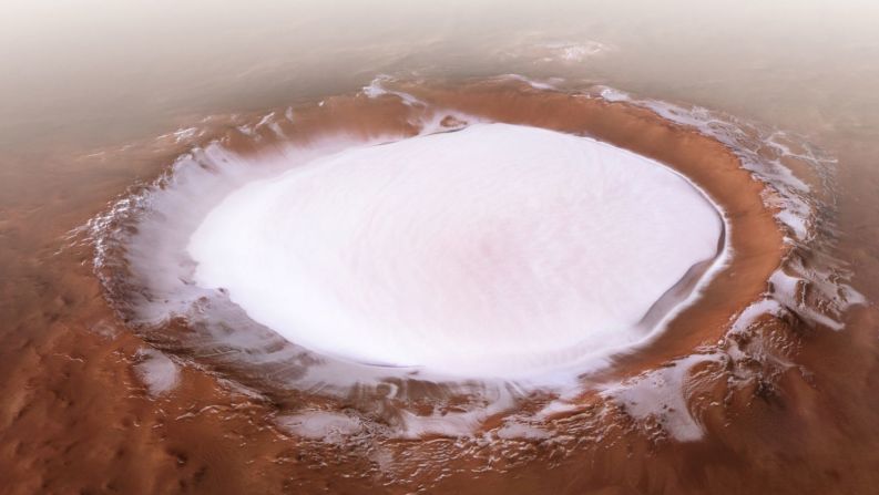 La misión Mars Express de la Agencia Espacial Europea capturó en 2018 esta imagen del cráter Korolev, de más de 80 kilómetros de ancho. Está lleno de agua helada, cerca del polo norte.
