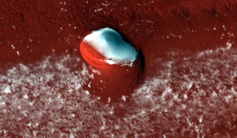 HiRISE captó depósitos en capas y una capa de hielo brillante en el polo norte de Marte.