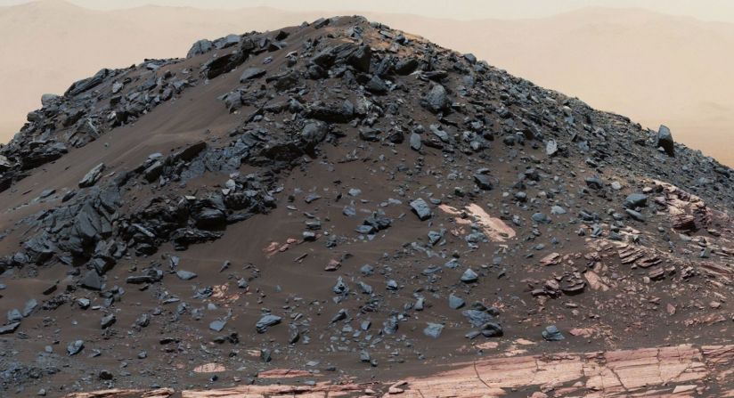 Este montículo oscuro, llamado Ireson Hill, se encuentra en la formación Murray en la parte inferior del Monte Sharp, cerca de un lugar donde el rover Curiosity de la NASA examinó una duna de arena lineal en febrero de 2017.