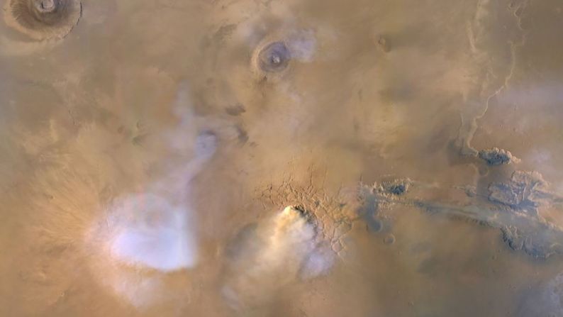 La nube en el centro de esta imagen es en realidad una torre de polvo que ocurrió en 2010 y fue capturada por el Mars Reconnaissance Orbiter. Las nubes azules y blancas son vapor de agua.