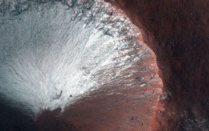 HiRISE tomó esta imagen de un cráter de un kilómetro en el hemisferio sur de Marte en junio de 2014. El cráter muestra escarcha en todas sus laderas orientadas al sur a finales del invierno, cuando Marte se dirige hacia la primavera.