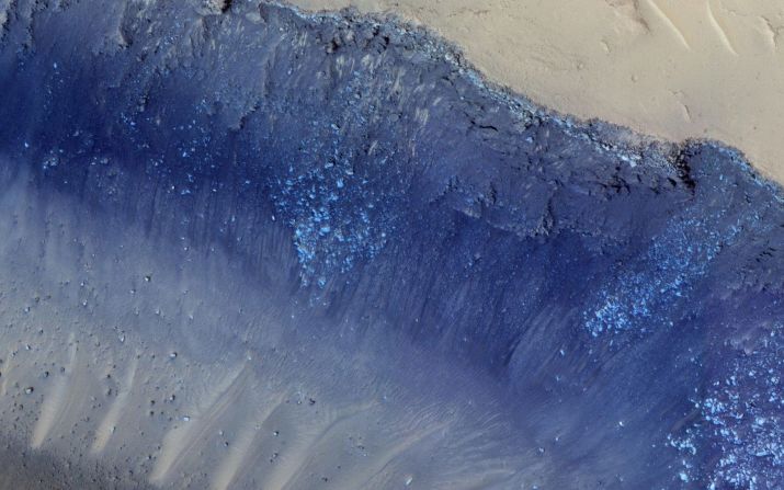 Los dos terremotos más grandes detectados por InSight de la NASA parecen haberse originado en una región de Marte llamada Cerberus Fossae. Los científicos habían detectado aquí previamente señales de actividad tectónica, incluidos deslizamientos de tierra. Esta imagen fue tomada por la cámara HiRISE del Mars Reconnaisance Orbiter de la NASA.
