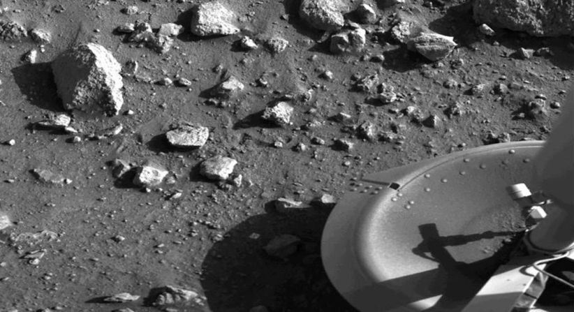Esta imagen es la primera fotografía tomada desde la superficie de Marte. La captó el 20 de julio de 1976 el módulo de aterrizaje Viking 1, poco después de que aterrizara en el planeta.