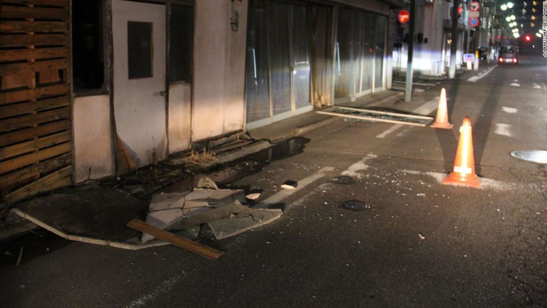 Edificios afectados en Fukushima tras el sismo del 13 de febrero.