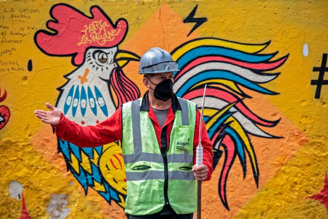 Un trabajador usa una mascarilla de cara a la pandemia en Bogotá.