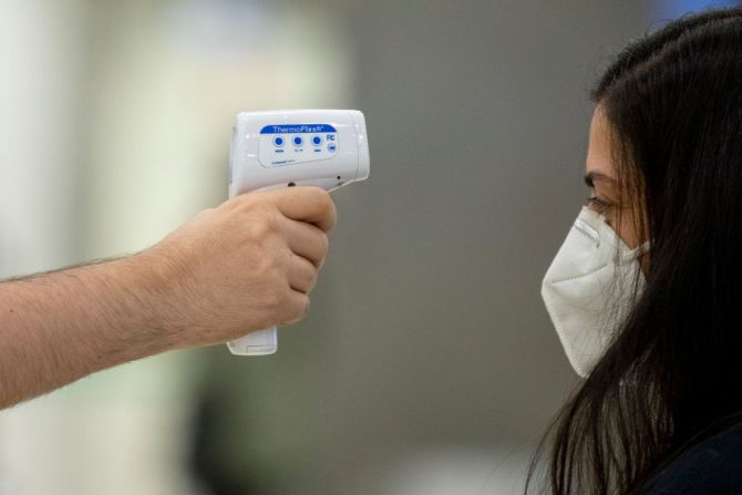 En muy pocos casos está uno produciendo fiebre y cuando uno tiene fiebre se siente mal, es probable que no salga a la calle". El porcentaje de las personas que transmiten el virus y tienen fiebre es muy bajo, afirmó otro médico.