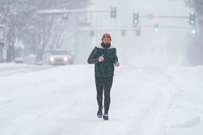 Un corredor cruza una calle nevada el 13 de febrero en Seattle, Washington.