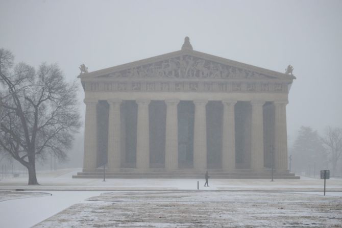 Una persona camina por el Partenón en Centennial Park mientras cae una lluvia helada el 15 de febrero en Nashville, Tennessee.