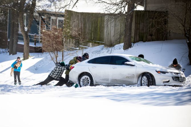 Residentes del este de Austin empujan un automóvil fuera de la nieve el 15 de febrero. Al menos 15 personas en el país han muerto en accidentes automovilísticos relacionados con el clima desde que comenzaron las bajas temperaturas.