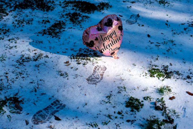 Un globo del Día de San Valentín sobre las huellas de la nieve en Houston, el 15 de febrero. El gobernador de Texas, Greg Abbott, anunció que la Casa Blanca emitió una Declaración Federal de Emergencia para Texas en respuesta al severo clima invernal en todo el estado.