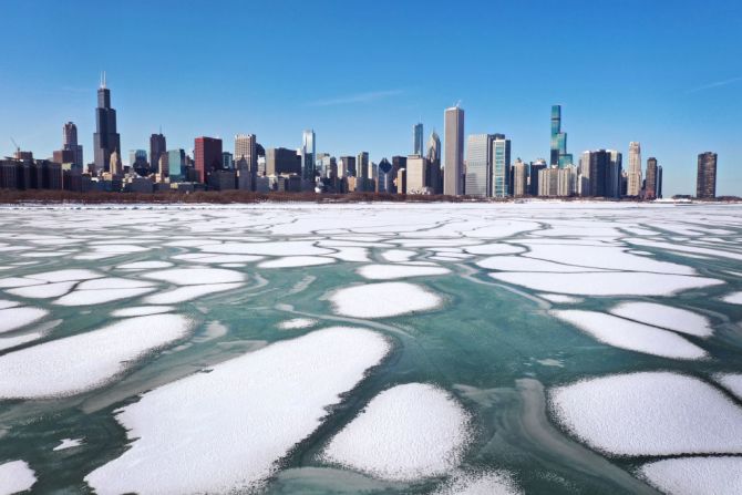 Hielo formado a lo largo de la costa del lago Michigan cerca del centro de Chicago, el 9 de febrero. "Se pronostica que la ola de frío resultará en temperaturas bajas récord comparables a las históricas olas de frío de febrero de 1899 y 1905", según la Administración Nacional Oceánica y Atmosférica.