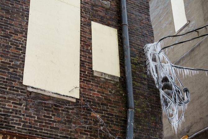 Cables eléctricos helados en un edificio en Louisville, Kentucky. Funcionarios estatales dijeron que la gente debe ser cautelosa ya que se acerca un clima más gélido.