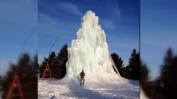 CNNE 954193 - la curiosa tradicion que origino este arbol de hielo