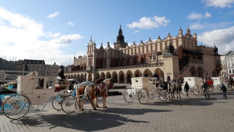 5. Polonia –– Los visitantes de países de la Unión Europea pueden ingresar a Polonia sin enfrentar una cuarentena obligatoria de 10 días "sobre la base de un certificado que confirme la vacunación contra el covid-19".