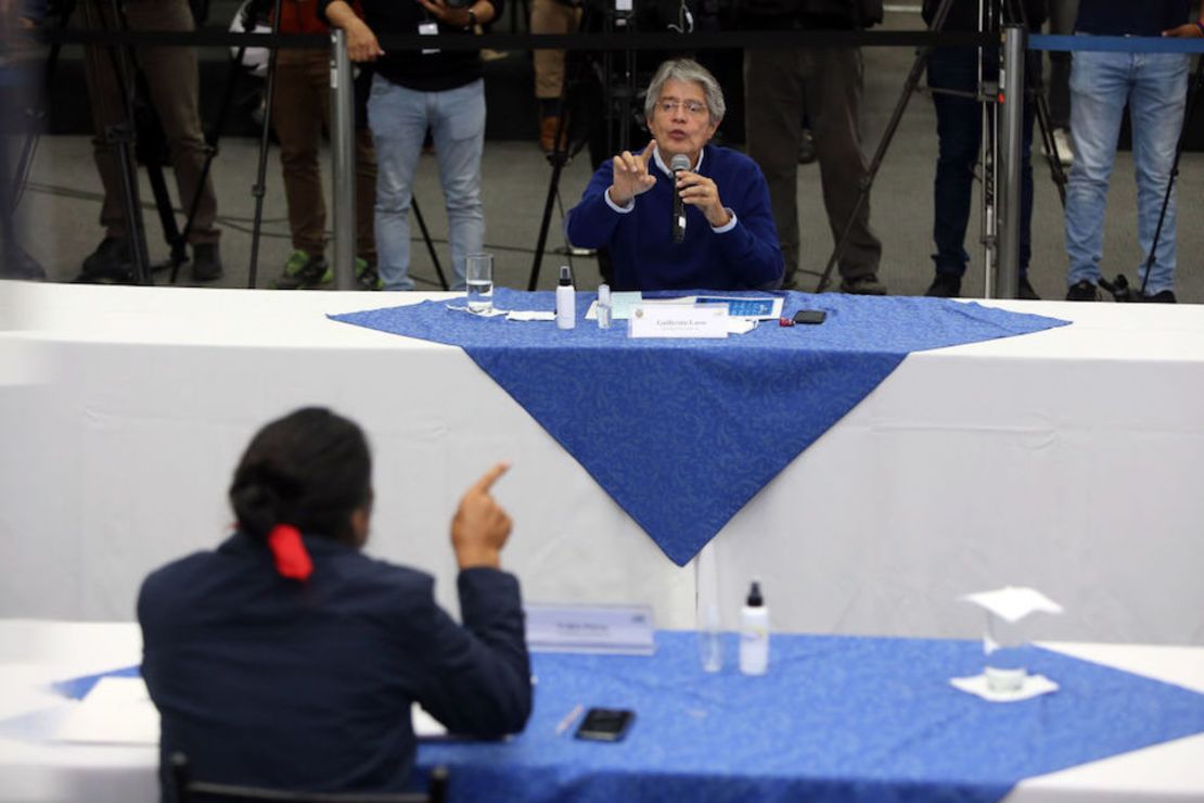 Guillermo Lasso y Yaku Pérez durante diálogo en el Consejo Nacional Electoral (CNE) el 12 de febrero.