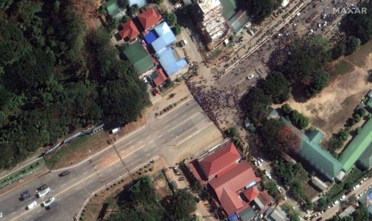 Manifestantes en Naypyitaw, cara a cara con lo que parece ser una línea de policía con cañones de agua y camiones del ejército, el 13 de febrero. Imagen satelital © 2021 Maxar Technologies