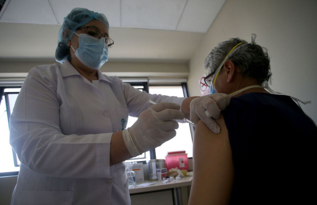 CNNE 954658 - health workers at ricardo palma clinic vaccinated against covid-19