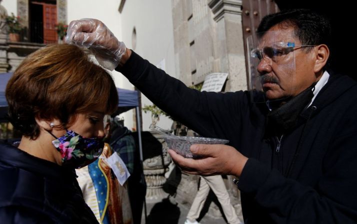 Esta persona, en Guadalajara, recibió las cenizas sobre la cabeza. (ULISES RUIZ / AFP).