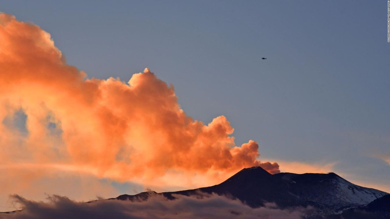 CNNE 955256 - asi fue la erupcion del etna en italia