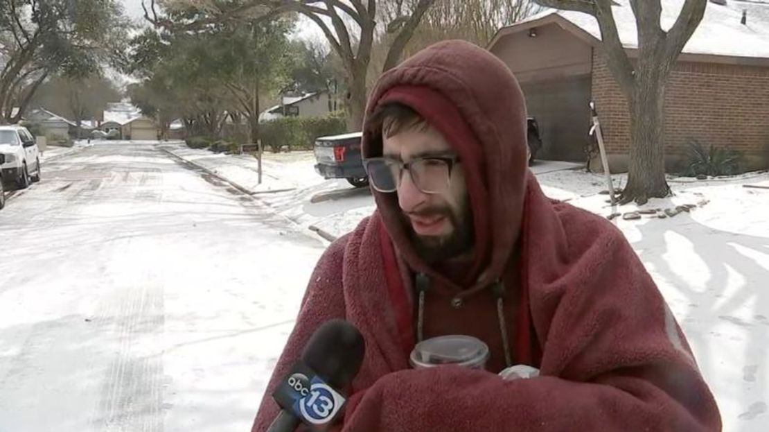 Ángel García y su familia en Killeen, Texas, han estado racionando los tanques de oxígeno para su hijo de 5 meses, que nació con pulmones prematuros. García, una enfermera, lo está mirando constantemente, dijo.