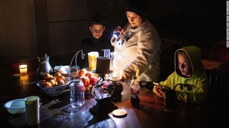 Manessa Grady ajusta una lámpara de aceite mientras pasa tiempo con sus hijos Zechariah y Noah en su casa, en Austin, Texas, el martes 16 de febrero Tamir Kalifa / The New York Times / Redux