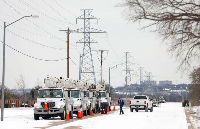 Los camiones de servicio eléctrico se alinean en Fort Worth, Texas, el martes. Ron Jenkins / Getty Images