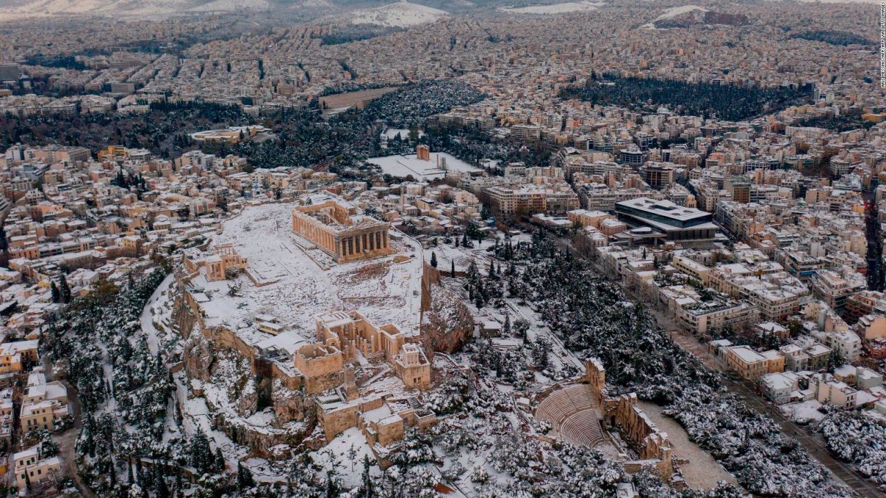 CNNE 955519 - la acropolis de atenas bajo la nieve