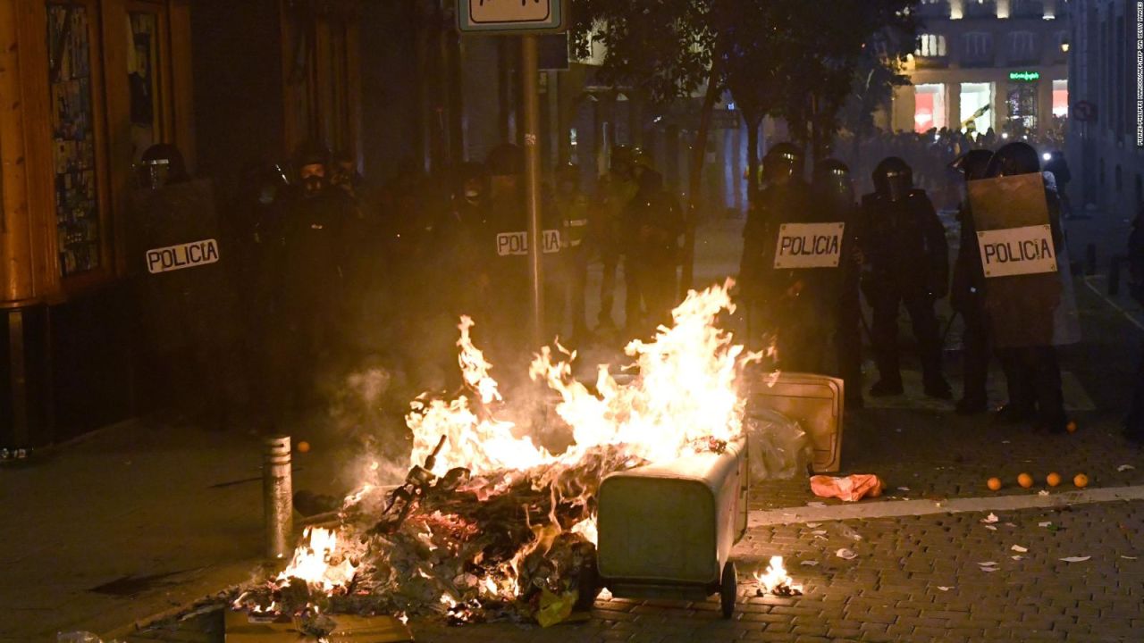 CNNE 955678 - 55 heridos en las protestas por el arresto de pabo hasel