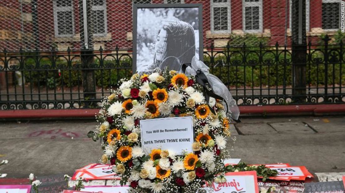 Un monumento a Mya Thweh Thweh Khine se ve en Yangon el 18 de febrero de 2021.