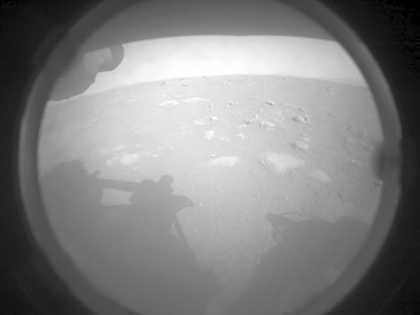 Perseverance envió esta imagen poco después de aterrizar en Marte. El rover explorará el cráter Jezero, un antiguo lago que existió hace 3.900 millones de años, y buscará microfósiles en las rocas y el suelo. JPL-Caltech / NASA