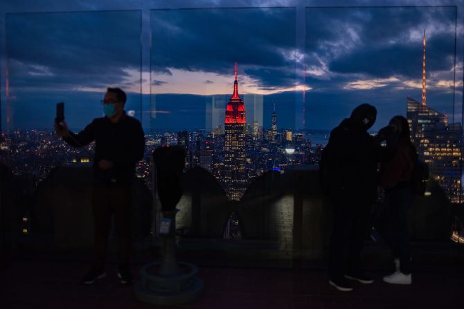 El Empire State en Nueva York se ilumina en rojo el martes 16 de febrero, para marcar el aterrizaje de Perseverance en el planeta rojo. Emma Howells / NASA
