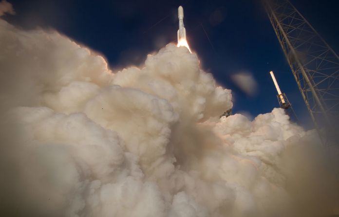 Un cohete Atlas V de United Launch Alliance, que lleva el rover Perseverance, se lanza desde Cabo Cañaveral, Florida, en julio de 2020. Joel Kowsky / NASA