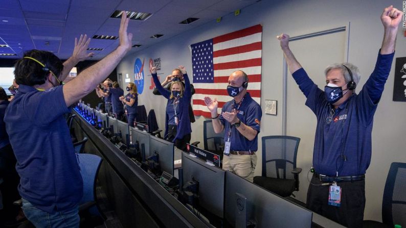 Los miembros del control de la misión de la NASA celebran después de recibir la confirmación de que el rover Perseverance aterrizó con éxito en Marte el jueves 18 de febrero. Bill Ingalls / NASA