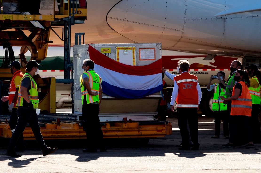 Un lote de vacunas contra el coronavirus Sputnik V es descargado de un avión en el Aeropuerto Internacional Silvio Pettirossi en Luque, Paraguay, el 18 de febrero.