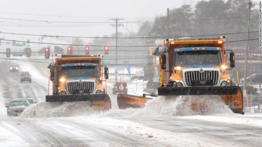 Retiran la nieve en vías de Barnegat Township, Nueva Jersey.