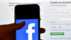 CNNE 955984 - duras criticas a facebook por decision en australia