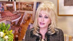 CNNE 955986 - dolly parton rechaza estatua en su honor