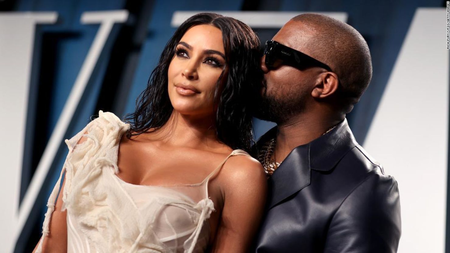 Kim Kardashian West y Kanye West asisten a la Vanity Fair Oscar Party en febrero de 2020
